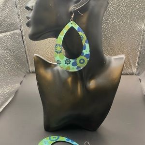 Cool chic metal 60’s vibe 3” earrings light weight, unique boho